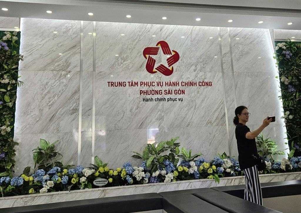 Người dân chụp ảnh ghi lại kỷ niệm đặc biệt