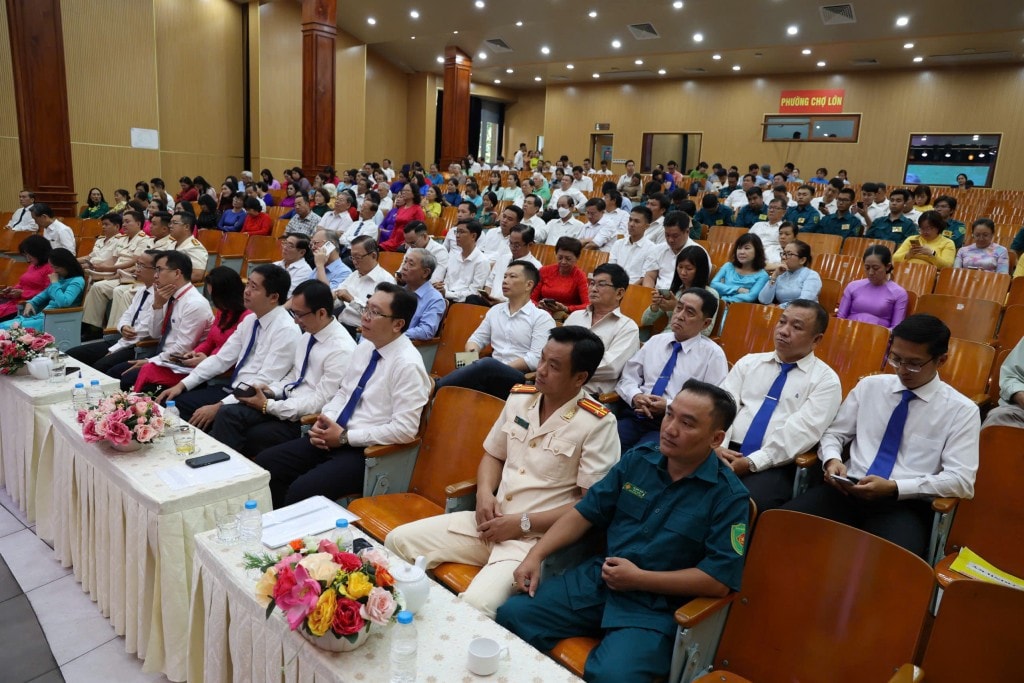 Các cán bộ, nhân dân tại trụ sở UBND phường Chợ Lớn