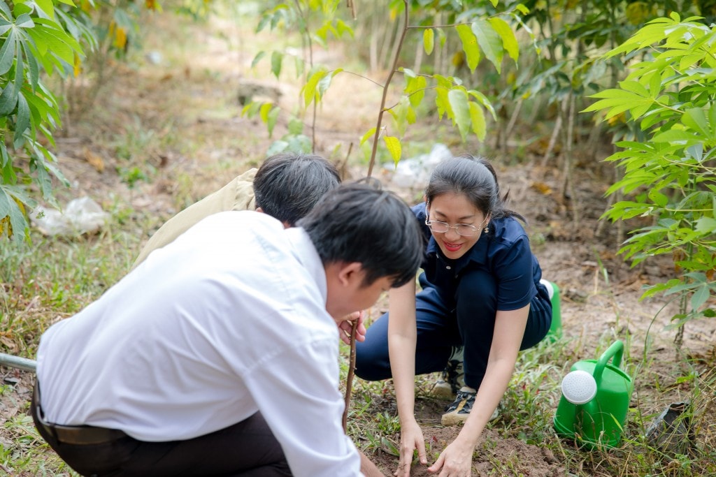 Bà Châu Thiên Trúc Quỳnh (Giám đốc điều hành Khối Tư vấn Đầu tư – Chứng khoán Vietcap) thực hiện trồng những cây đầu tiên cùng đại diện địa phương xã Tân Thành & Ban Quản lý rừng Dầu Tiếng