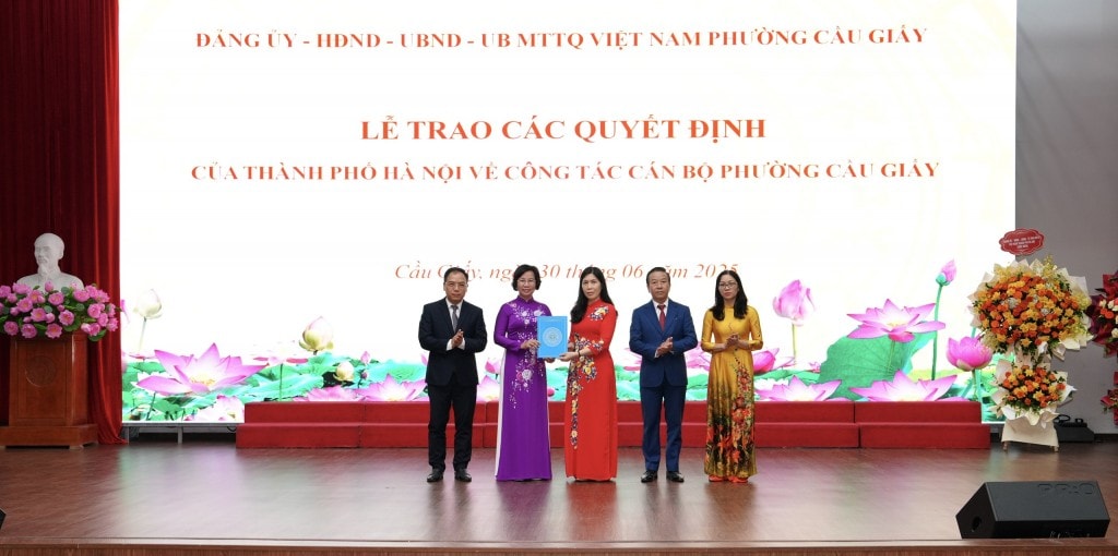 Ủy viên Ban Thường vụ Thành ủy Bùi Huyền Mai trao quyết định nhân sự cho cán bộ chủ chốt phường Cầu Giấy