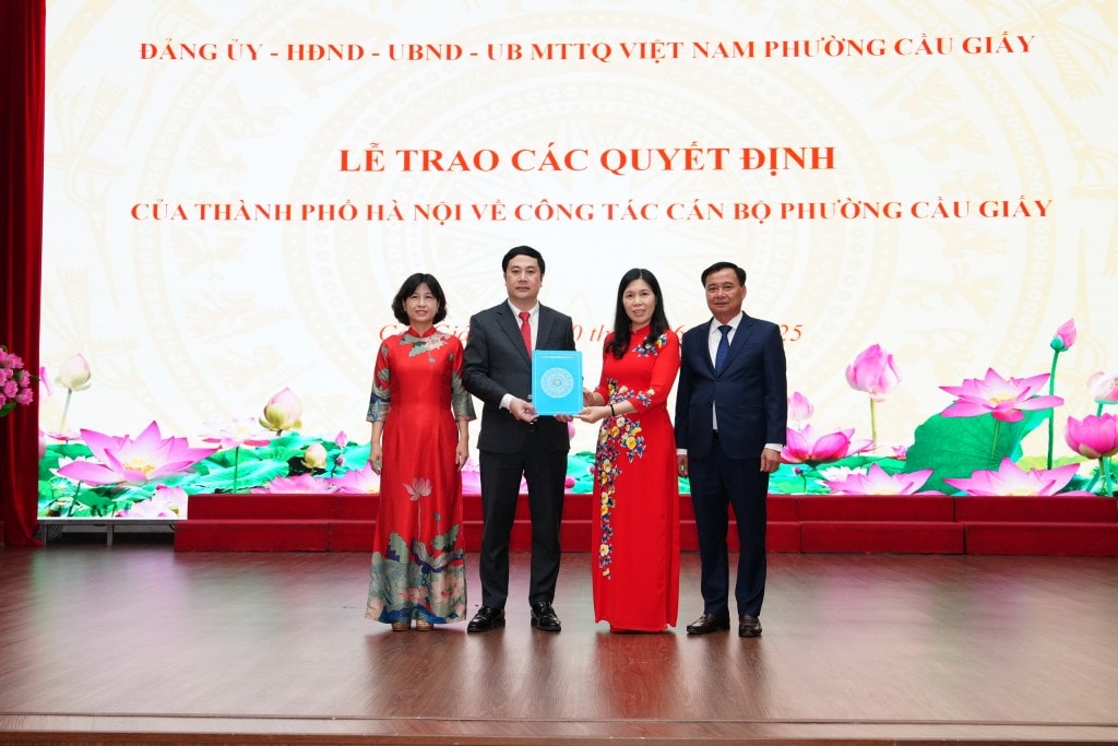 Bà Trần Thị Phương Hoa trao nghị quyết cho Chủ tịch, Phó Chủ tịch UBND phường Cầu Giấy