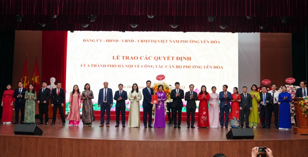 Bà Bùi Huyền Mai trao quyết định và tặng hoa cho cán bộ chủ chốt phường Yên Hoà