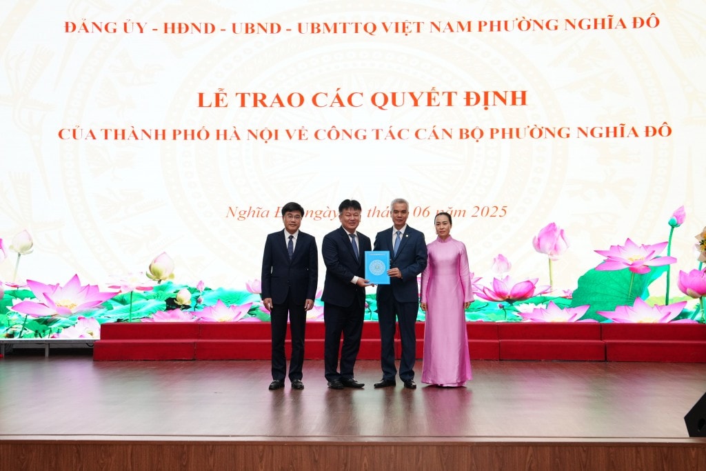 Trao nghị quyết cho Nghị quyết của HĐND cho Chủ tịch, Phó Chủ tịch UBND phường Nghĩa Đô