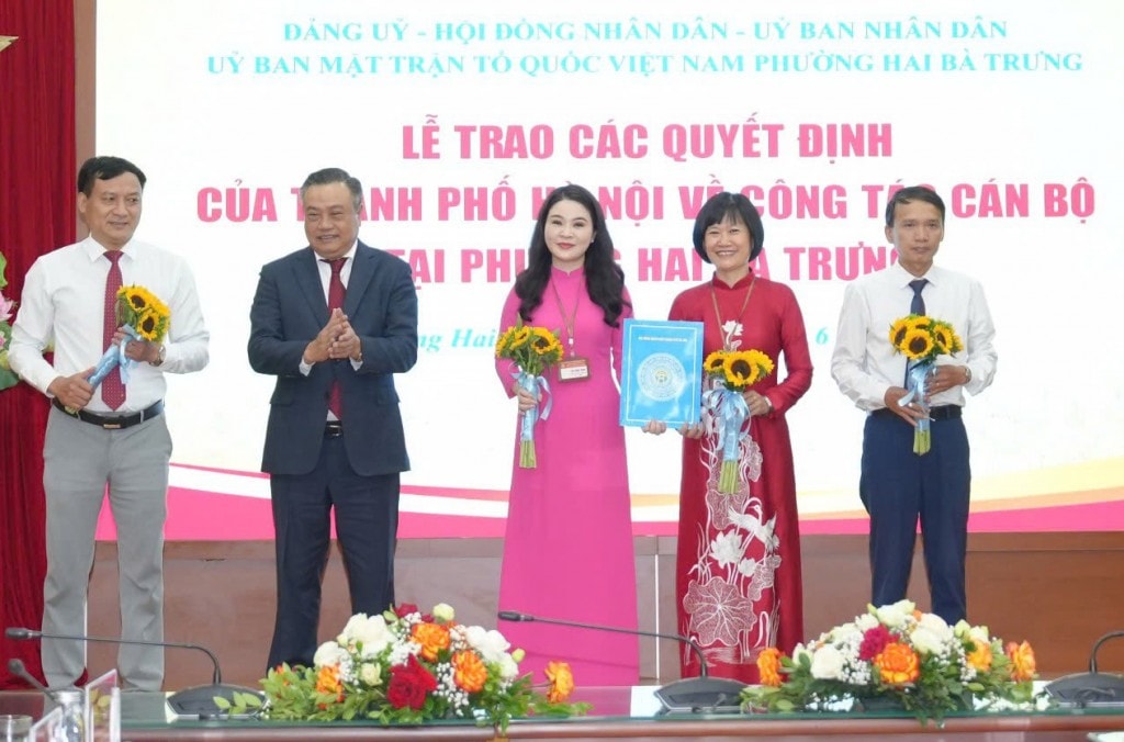 Đồng chí Trần Sỹ Thanh, Ủy viên Trung ương Đảng, Chủ tịch UBND thành phố Hà Nội trao Quyết định và tặng hoa chúc mừng lãnh đạo phường Hai Bà Trưng