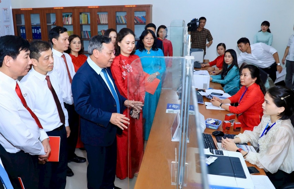 Phó Bí thư Thường trực Thành ủy Hà Nội Nguyễn Văn Phong kiểm tra tại bộ phận tiếp nhận thủ tục hành chính phường Dương Nội. Ảnh: Quang Thái