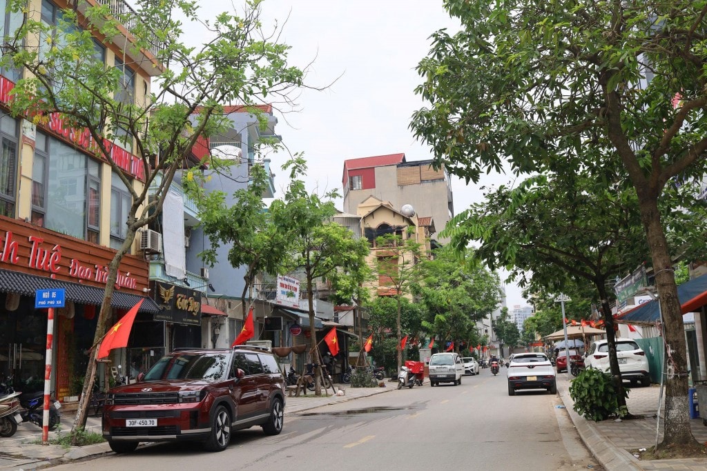 Đường phố rợp cờ đỏ của phường Phú Thượng mới