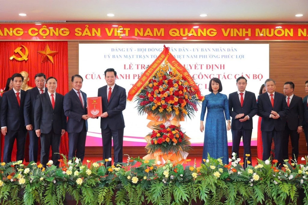 , Đồng chí Hoàng Trọng Quyết đã trao các Quyết định về công tác cán bộ phường Phúc Lợi