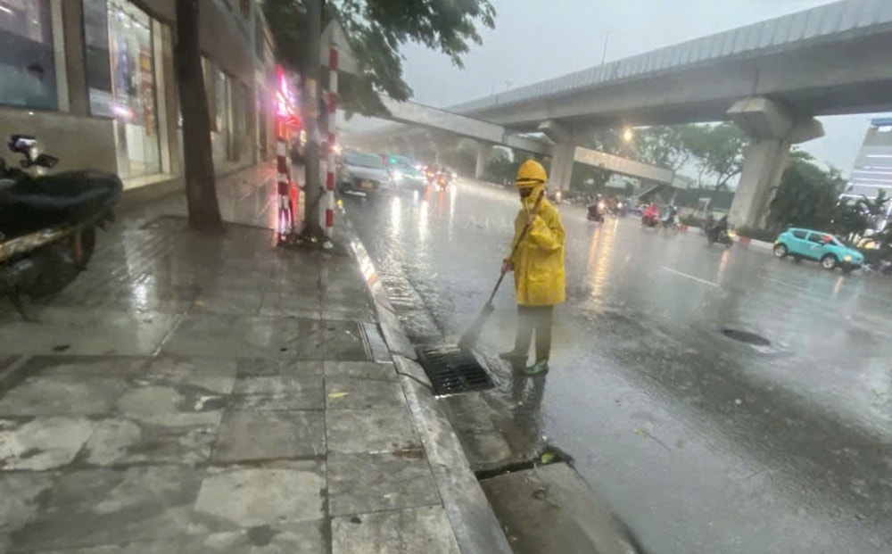 Công nhân thoát nước căng mình điều tiết chống úng cho Hà Nội Công nhân thoát nước căng mình điều tiết chống úng cho Hà Nội