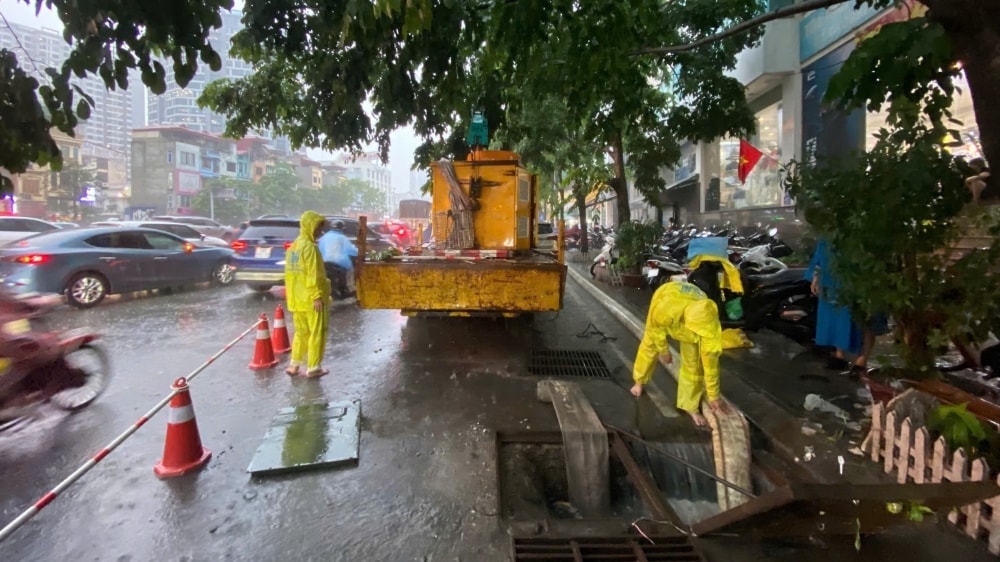 Công nhân thoát nước căng mình điều tiết chống úng cho Hà Nội Công nhân thoát nước căng mình điều tiết chống úng cho Hà Nội