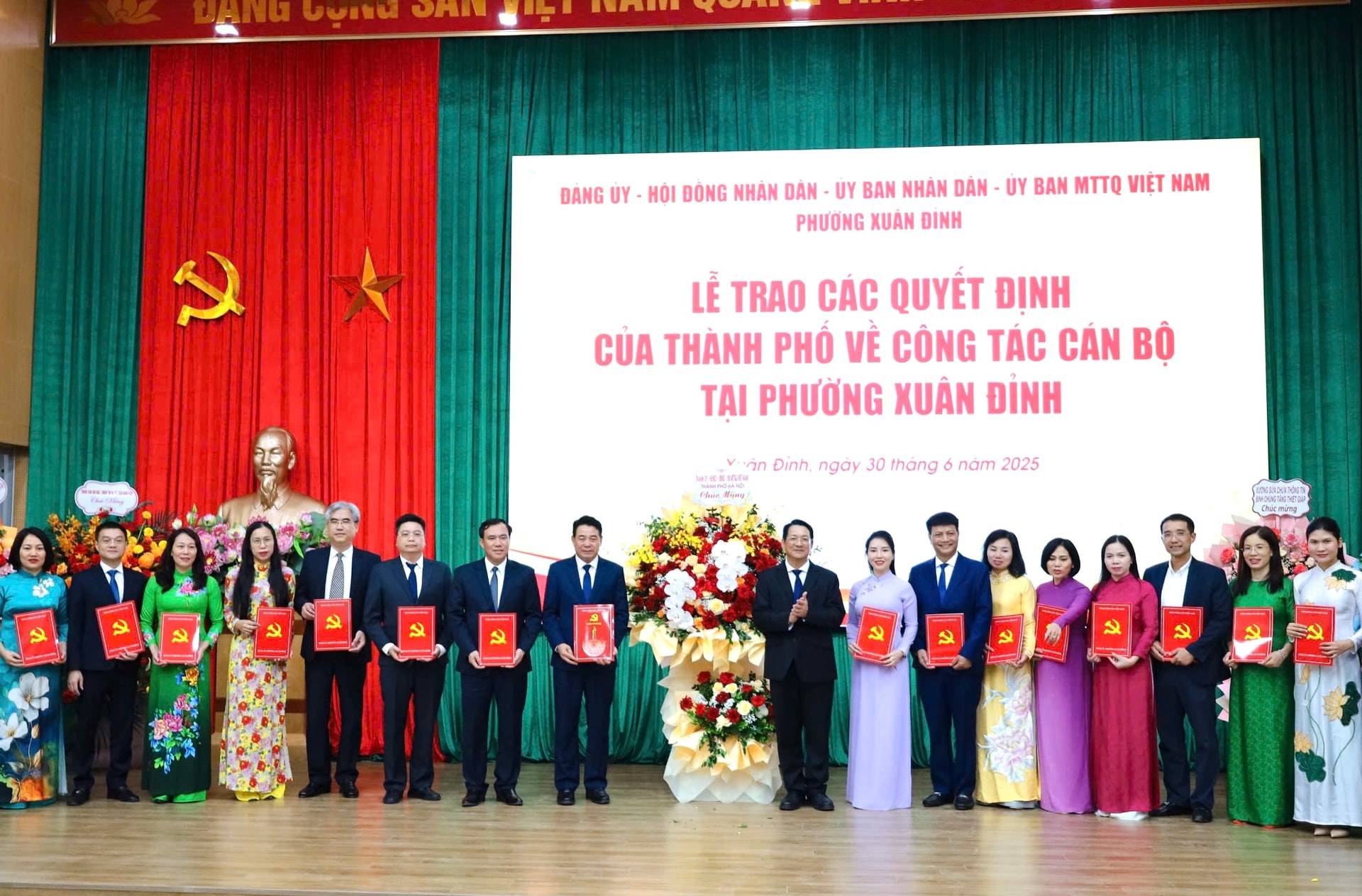 Lãnh đạo thành phố trao quyết định về công tác nhân sự tại phường Xuân Đỉnh. Ảnh: VD