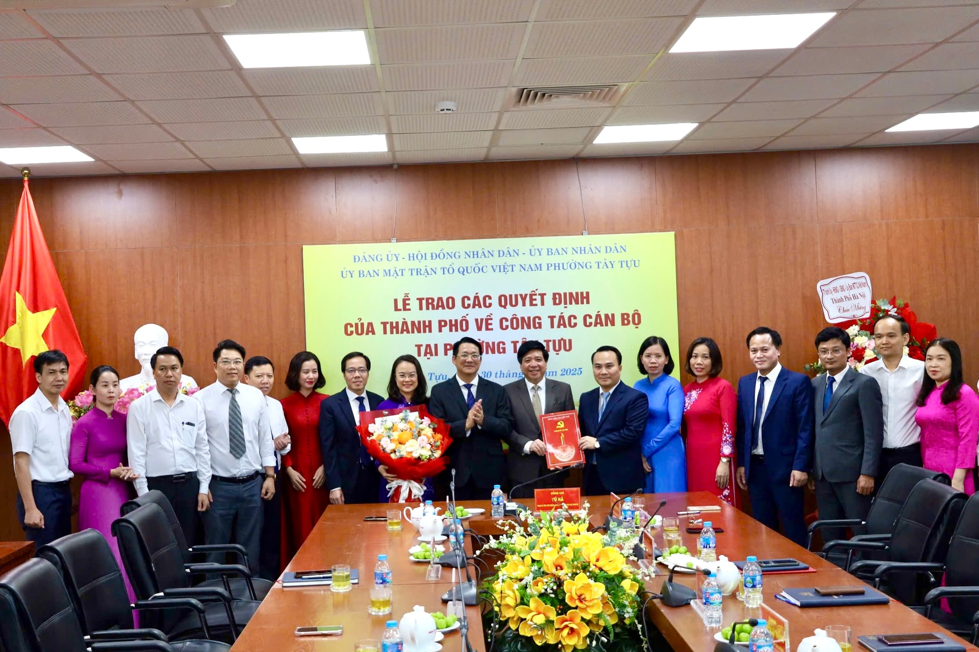 Phó Trưởng ban Tuyên giáo và Dân vận Thành ủy Hà Nội trao quyết định về công tác nhân sự tại phường Tây Tựu. Ảnh: VD