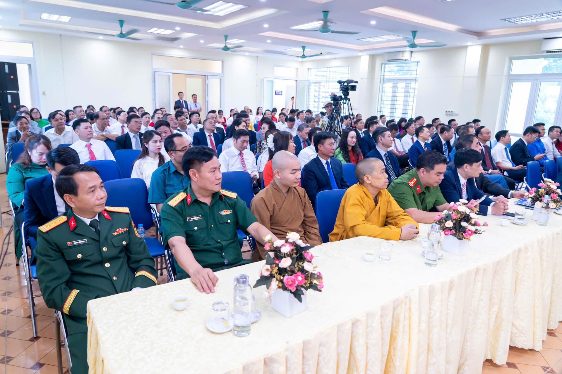 Quang cảnh Lễ trao các quyết định của thành phố về công tác cán bộ. Ảnh: PV