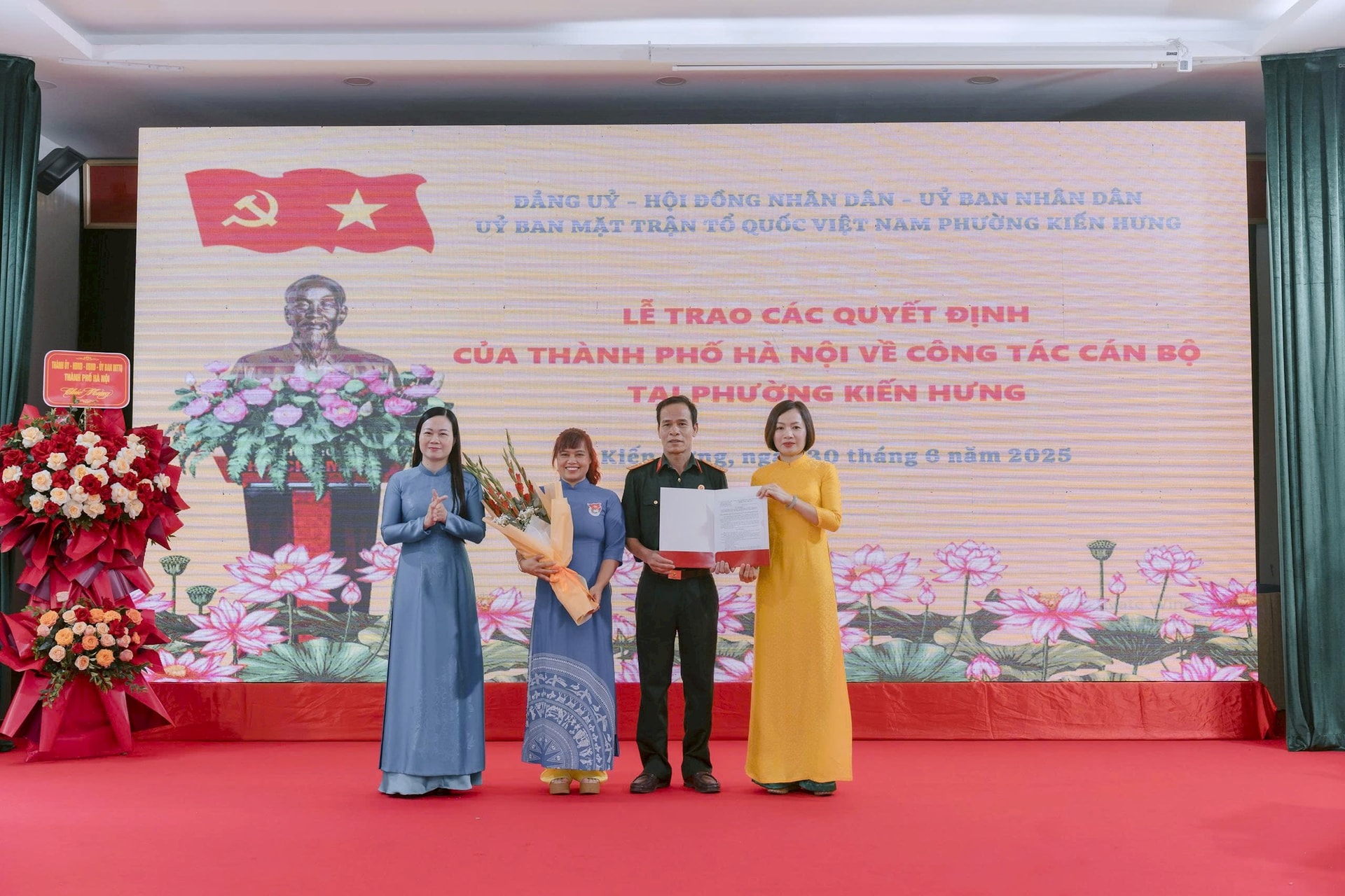 le-thi-thanh-nhan-trao.jpg