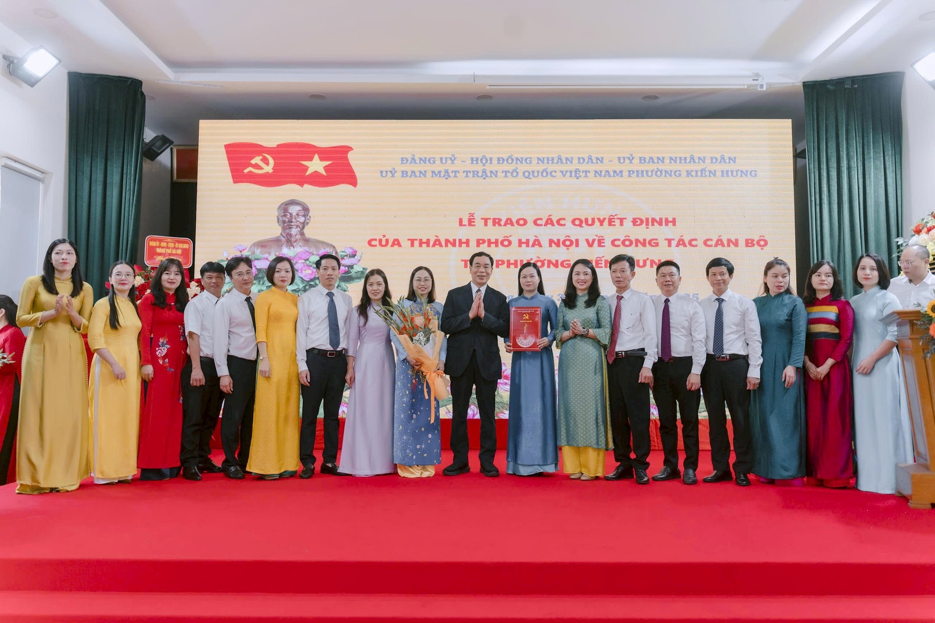 ngo-anh-tuan-trao-qd-bch.jpg