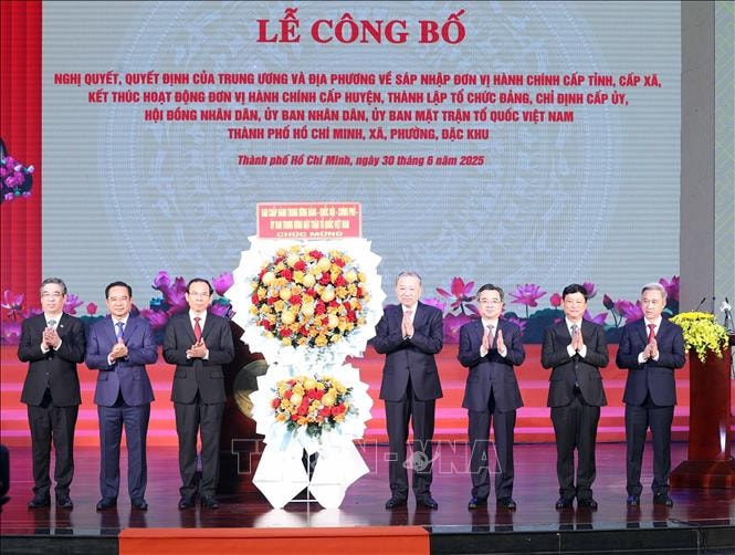 tong-bi-thu-to-lam-tang-hoa-chuc-mung-dang-bo-chinh-quyen-va-nhan-dan-thanh-pho-ho-chi-minh.-anh-ttxvn.jpg