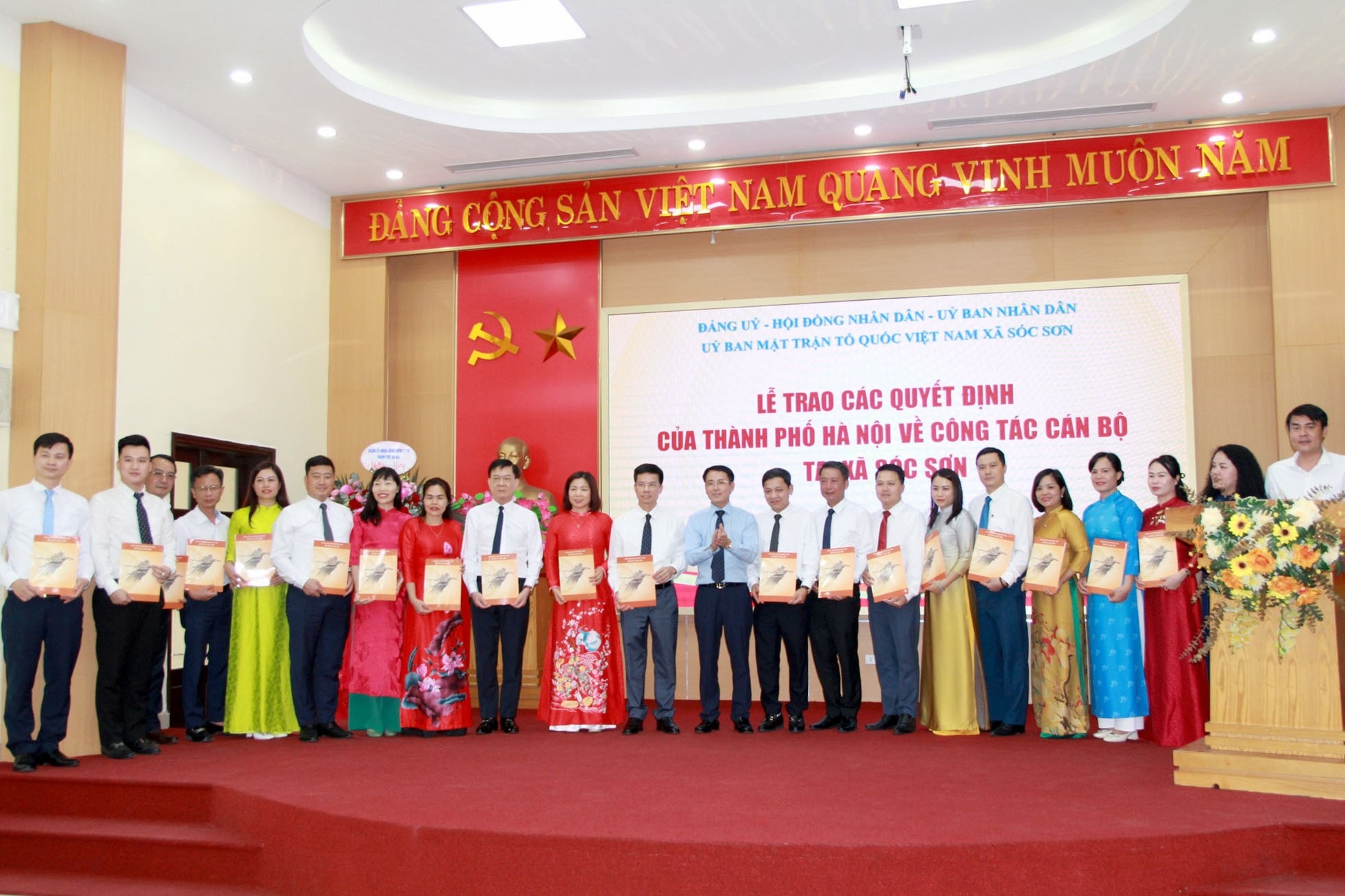 Công bố và trao quyết định của thành phố Hà Nội về công tác nhân sự cho các địa phương