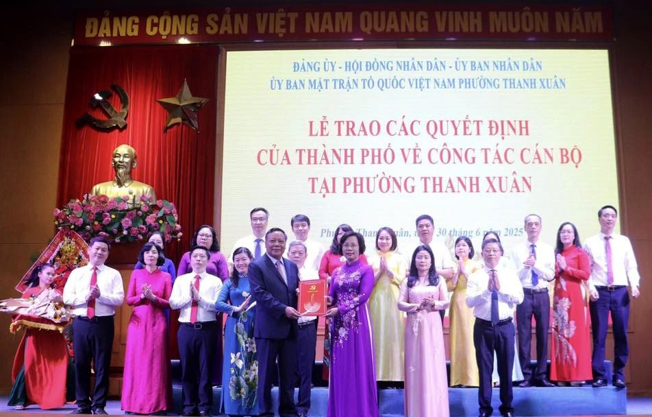 Hà Nội: Công bố và trao các quyết định của thành phố Hà Nội về công tác nhân sự cho các địa phương