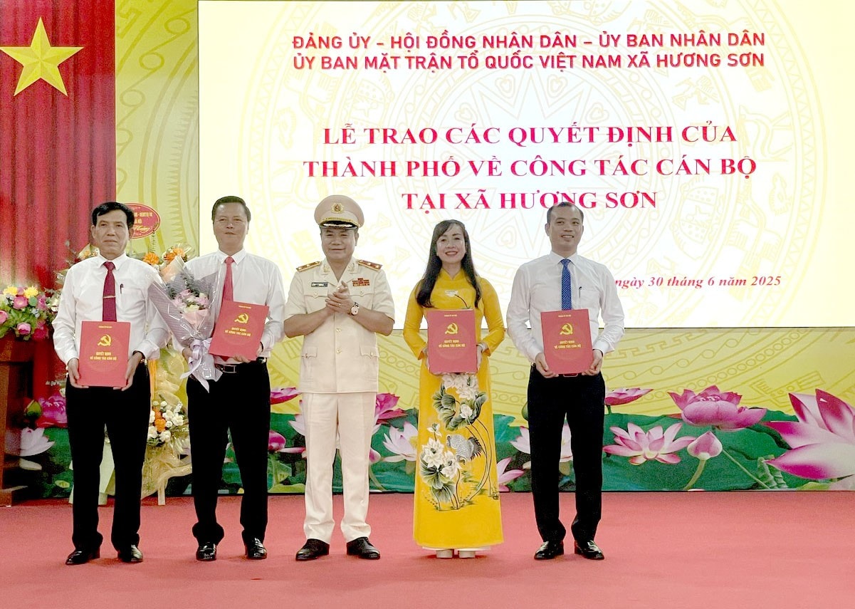 Hà Nội đồng loạt công bố và trao quyết định của Thành phố  về công tác cán bộ cho các xã, phường mới