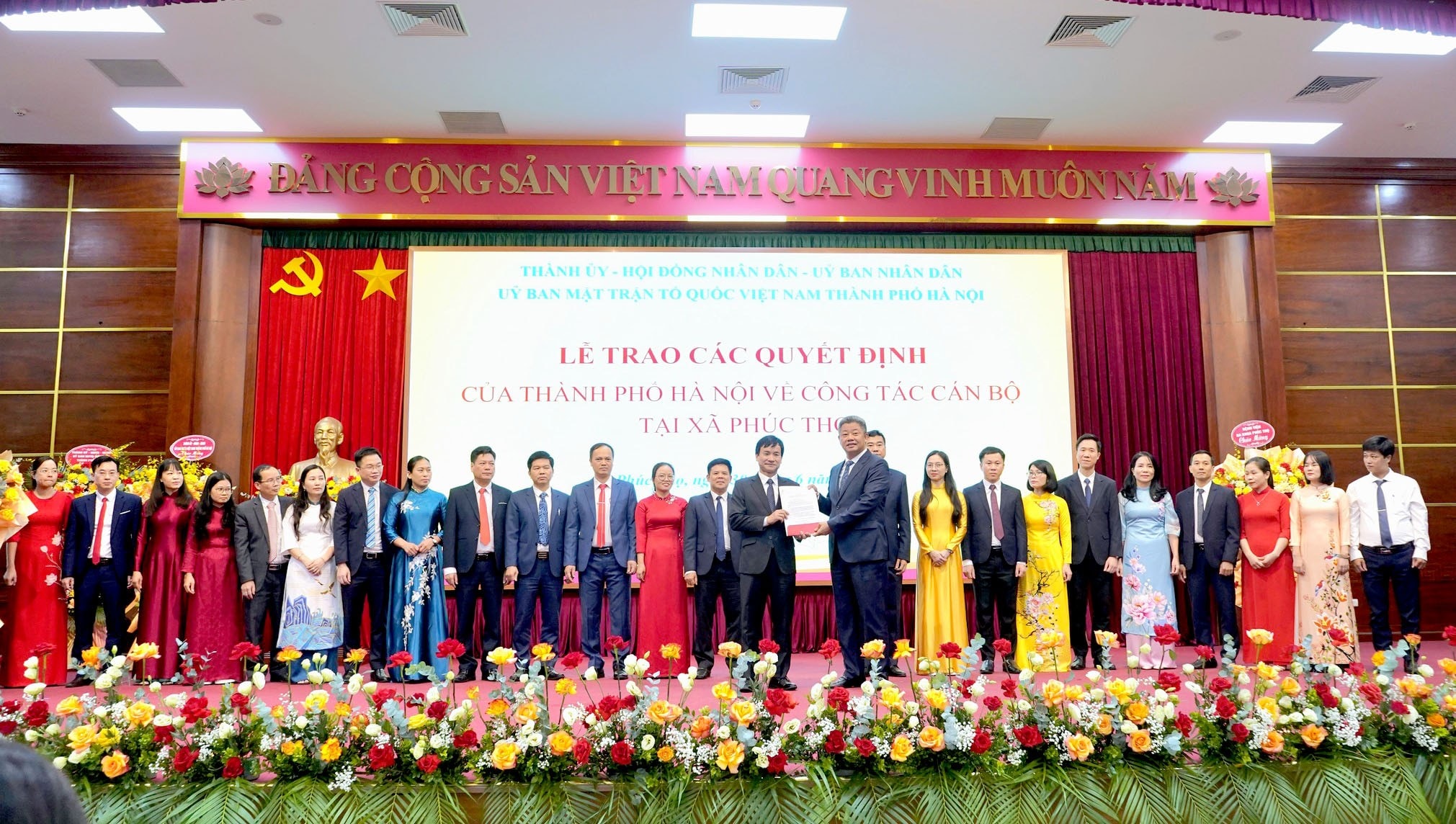 Công bố và trao quyết định của thành phố Hà Nội về công tác nhân sự cho các địa phương
