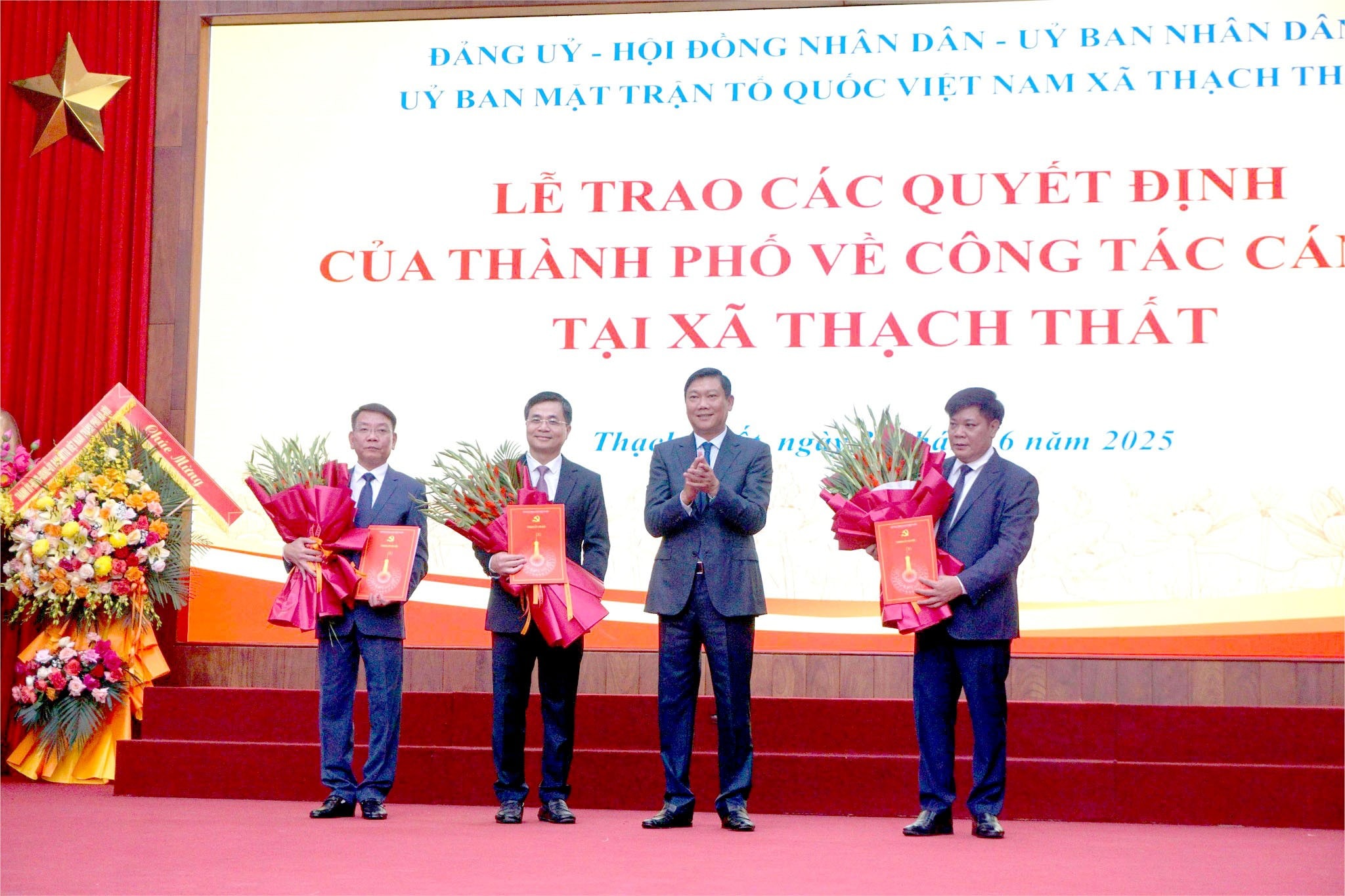Công bố và trao quyết định của thành phố Hà Nội về công tác nhân sự cho các địa phương