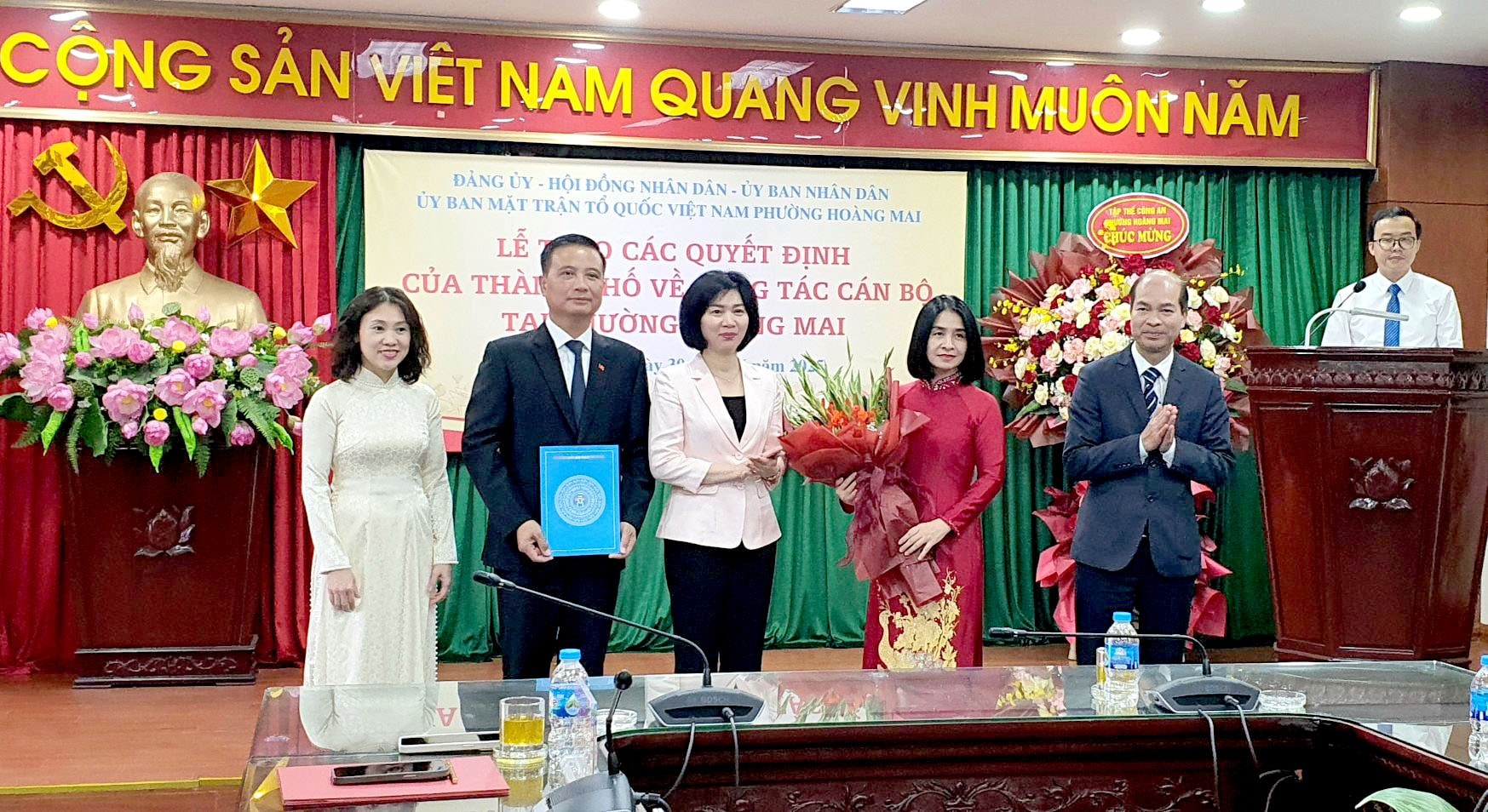 Công bố và trao quyết định của thành phố Hà Nội về công tác nhân sự cho các địa phương