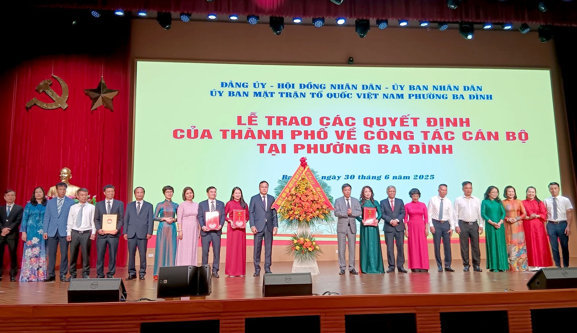 Công bố và trao quyết định của thành phố Hà Nội về công tác nhân sự cho các địa phương