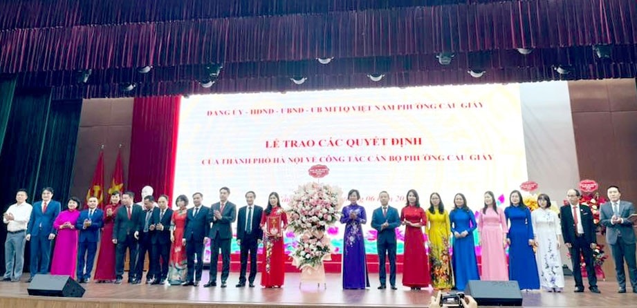 Công bố và trao quyết định của thành phố Hà Nội về công tác nhân sự cho các địa phương