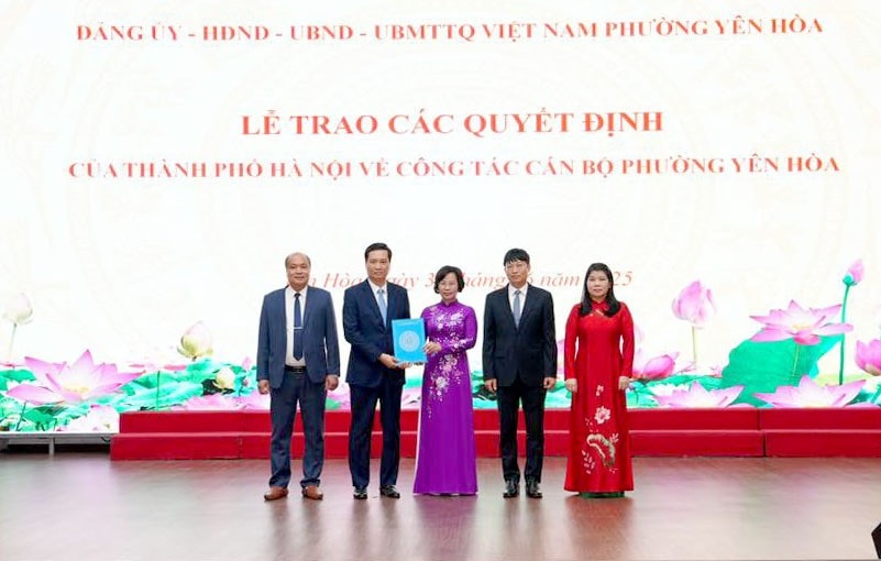 Công bố và trao quyết định của thành phố Hà Nội về công tác nhân sự cho các địa phương