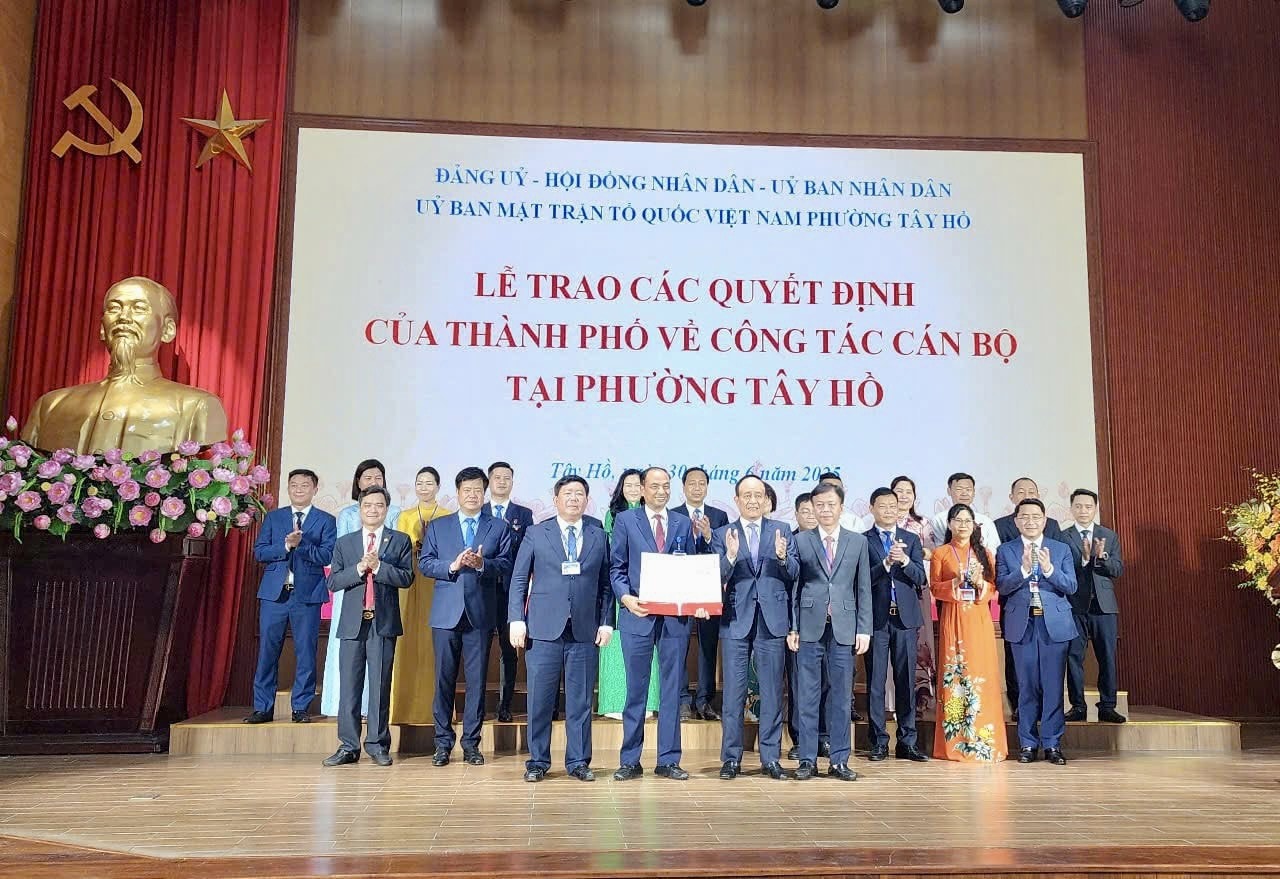 Công bố và trao quyết định của thành phố Hà Nội về công tác nhân sự cho các địa phương