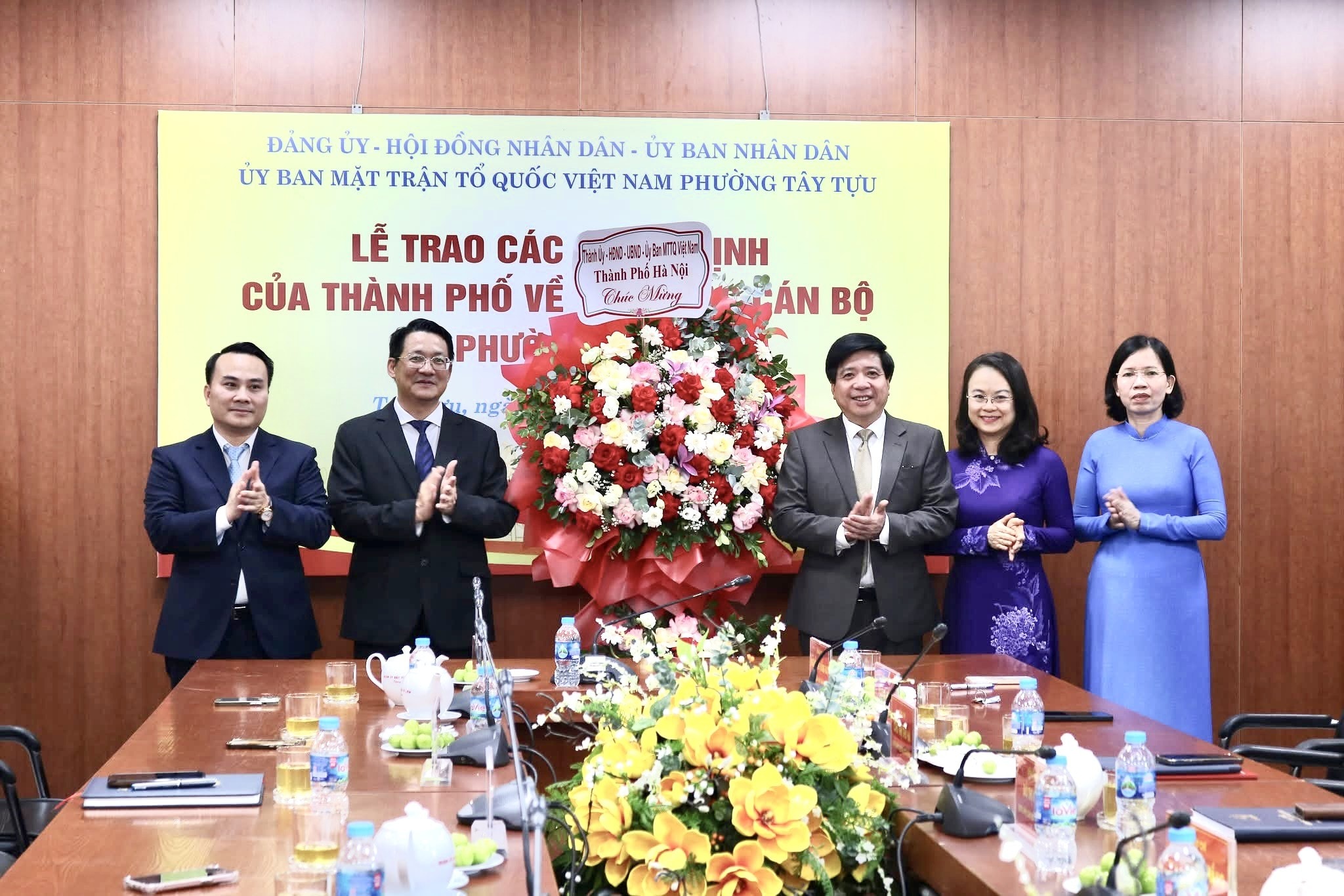 Công bố và trao quyết định của thành phố Hà Nội về công tác nhân sự cho các địa phương