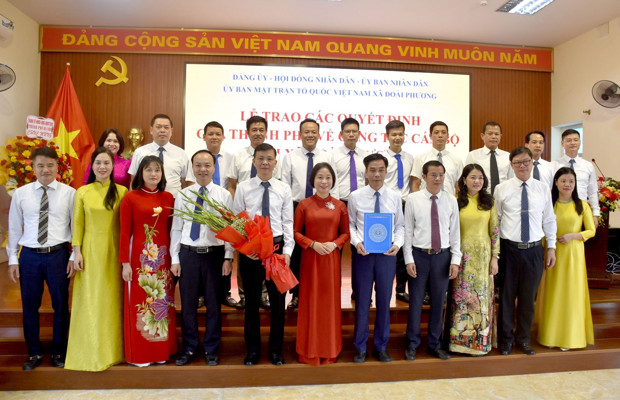 Công bố và trao quyết định của thành phố Hà Nội về công tác nhân sự cho các địa phương