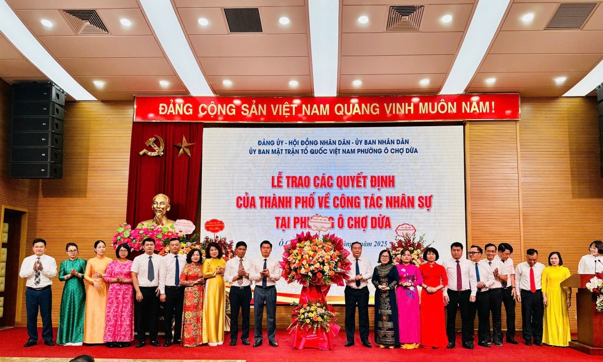 Công bố và trao quyết định của thành phố Hà Nội về công tác nhân sự cho các địa phương