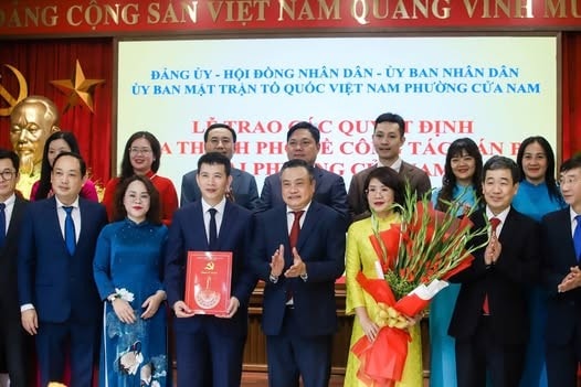 Hà Nội đồng loạt công bố và trao quyết định của Thành phố  về công tác cán bộ cho các xã, phường mới