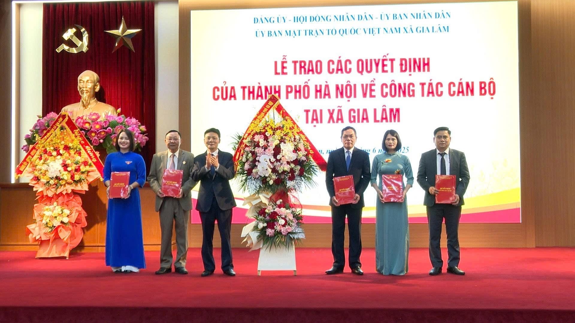 Hà Nội đồng loạt công bố và trao quyết định của Thành phố về công tác cán bộ cho các xã, phường mới