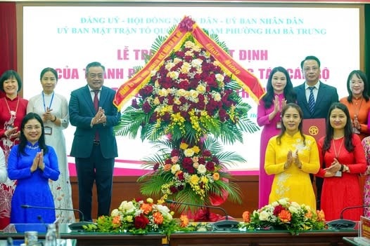Hà Nội đồng loạt công bố và trao quyết định của Thành phố  về công tác cán bộ cho các xã, phường mới