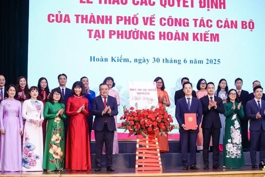 Hà Nội đồng loạt công bố và trao quyết định của Thành phố  về công tác cán bộ cho các xã, phường mới