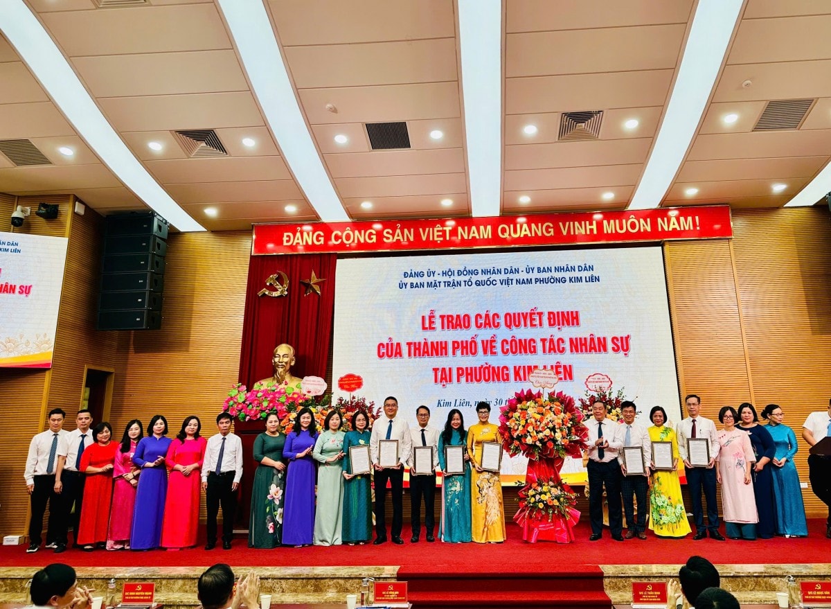 Hà Nội đồng loạt công bố và trao quyết định của Thành phố  về công tác cán bộ cho các xã, phường mới