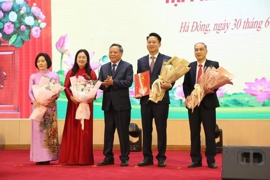 Hà Nội đồng loạt công bố và trao quyết định của Thành phố  về công tác cán bộ cho các xã, phường mới