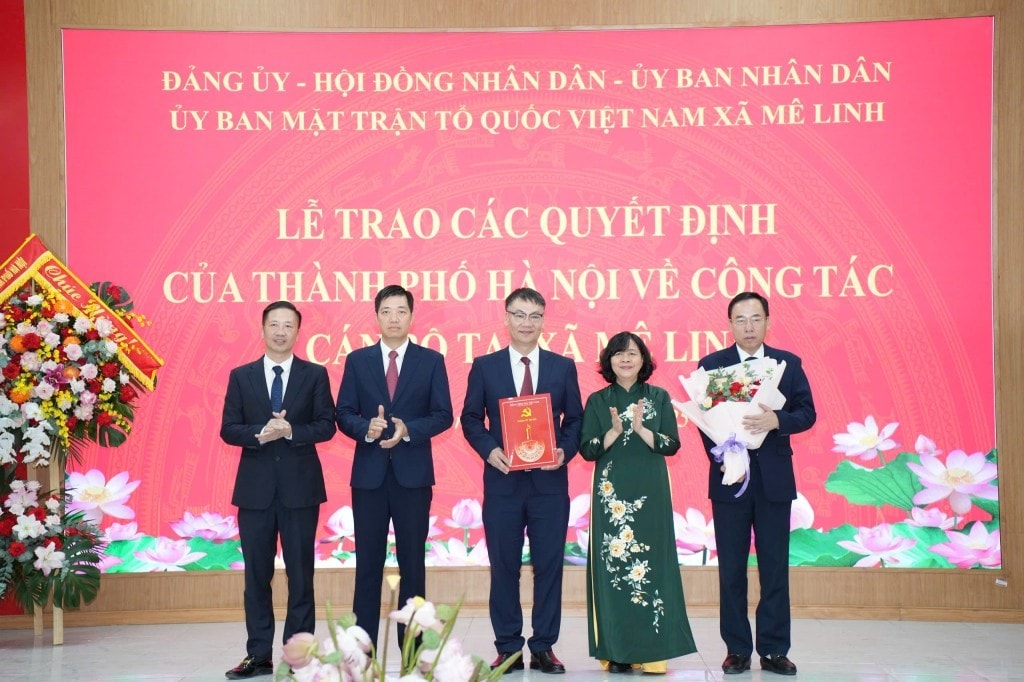 Hà Nội đồng loạt công bố và trao quyết định của Thành phố về công tác cán bộ cho các xã, phường mới