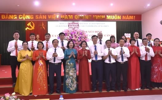 Hà Nội đồng loạt công bố và trao quyết định của Thành phố  về công tác cán bộ cho các xã, phường mới