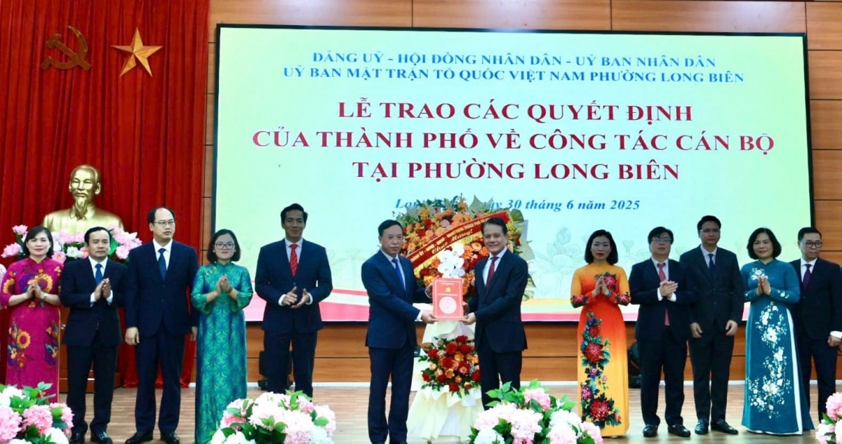 Hà Nội đồng loạt công bố và trao quyết định của Thành phố về công tác cán bộ cho các xã, phường mới