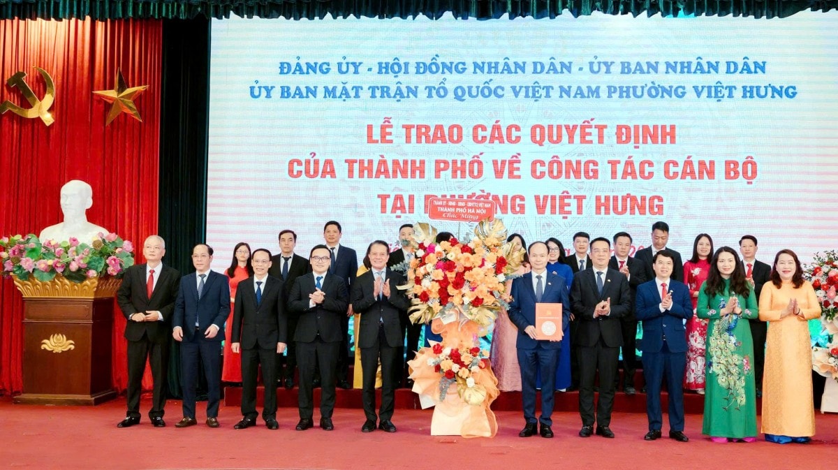 Hà Nội đồng loạt công bố và trao quyết định của Thành phố về công tác cán bộ cho các xã, phường mới