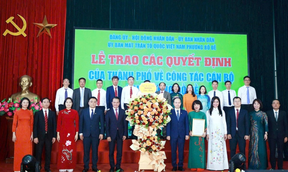 Hà Nội đồng loạt công bố và trao quyết định của Thành phố về công tác cán bộ cho các xã, phường mới
