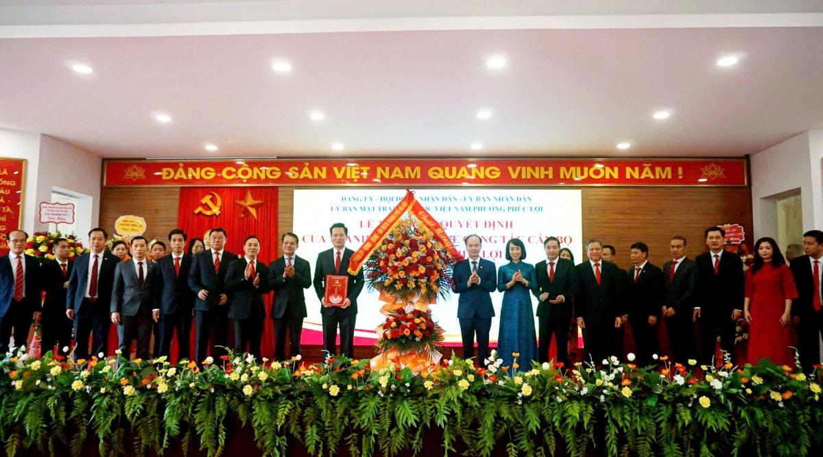 Hà Nội đồng loạt công bố và trao quyết định của Thành phố về công tác cán bộ cho các xã, phường mới