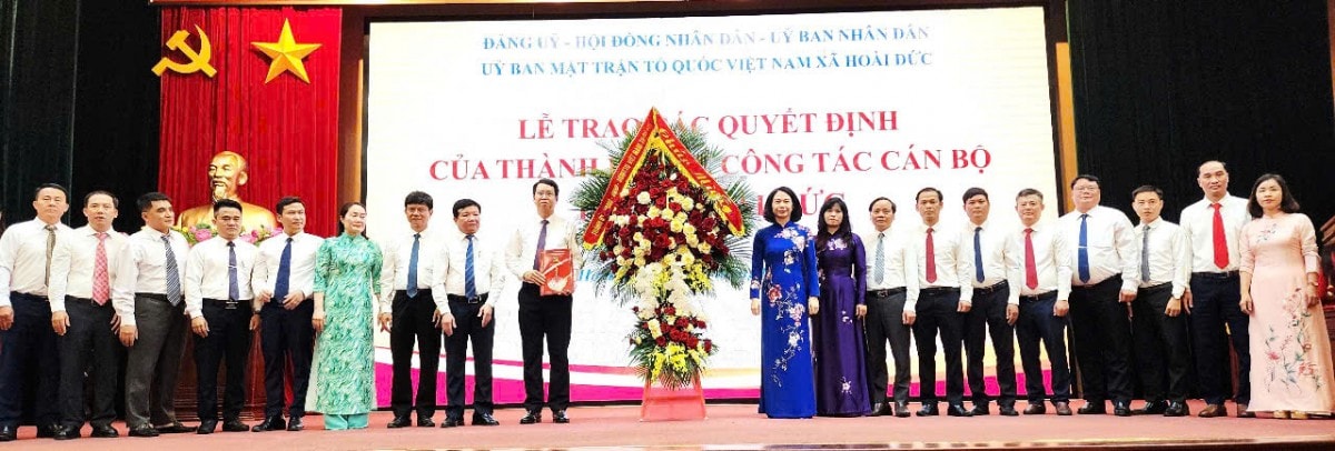 Hà Nội đồng loạt công bố và trao quyết định của Thành phố về công tác cán bộ cho các xã, phường mới