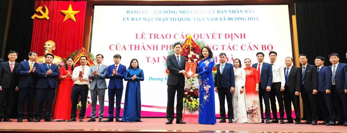 Hà Nội đồng loạt công bố và trao quyết định của Thành phố về công tác cán bộ cho các xã, phường mới