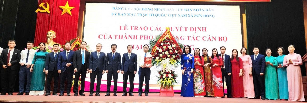 Hà Nội đồng loạt công bố và trao quyết định của Thành phố về công tác cán bộ cho các xã, phường mới