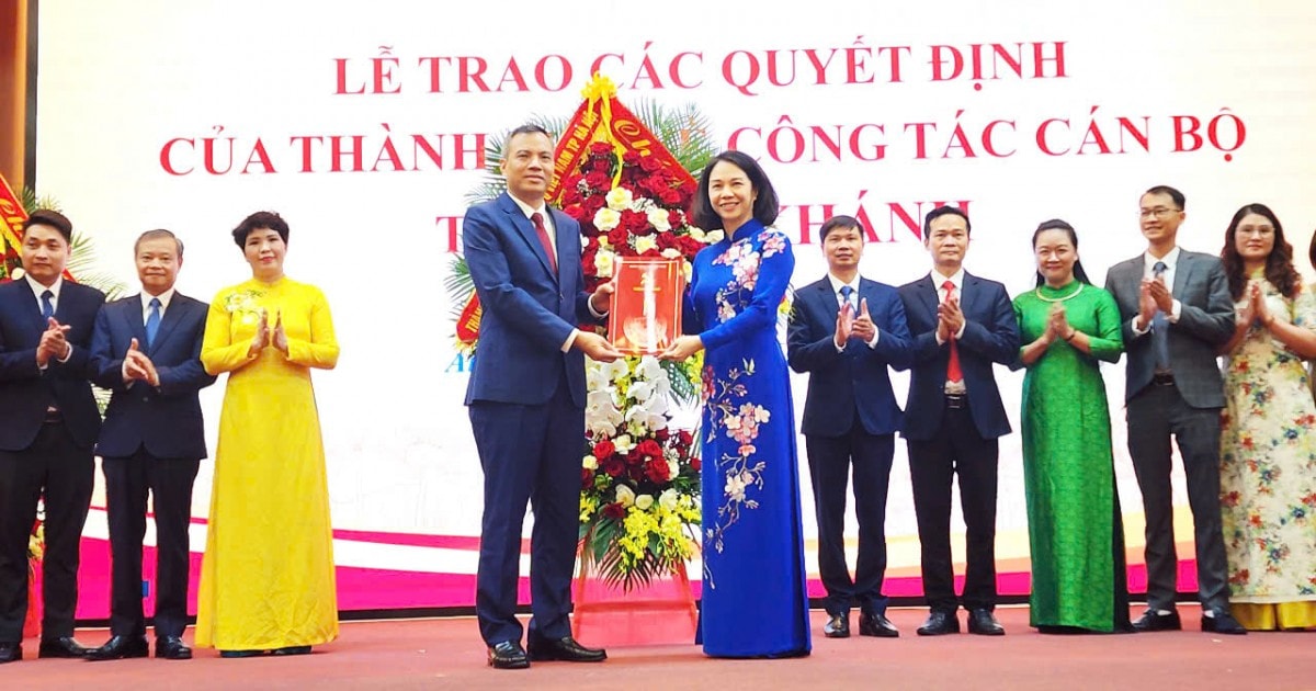 Hà Nội đồng loạt công bố và trao quyết định của Thành phố về công tác cán bộ cho các xã, phường mới