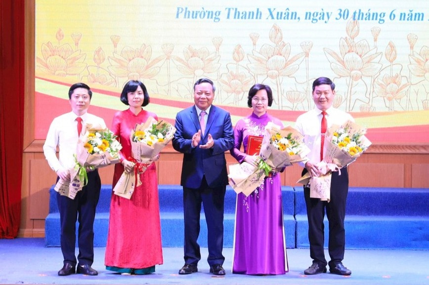 Phó Bí thư Thường trực Thành ủy Hà Nội Nguyễn Văn Phong trao Quyết định và tặng hoa chúc mừng đồng chí Bùi Huyền Mai, Ủy viên BTV Thành ủy, Bí thư Đảng ủy, Chủ tịch HĐND phường và các đồng chí lãnh đạo phường Thanh Xuân Phó Bí thư Thường trực Thành ủy Hà Nội Nguyễn Văn Phong trao Quyết định và tặng hoa chúc mừng đồng chí Bùi Huyền Mai, Ủy viên BTV Thành ủy, Bí thư Đảng ủy, Chủ tịch HĐND phường và các đồng chí lãnh đạo phường Thanh Xuân