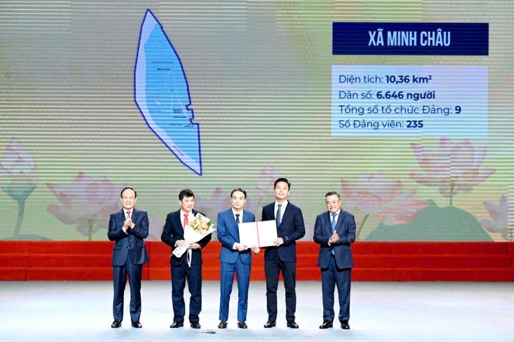 Bí thư Thành ủy Hà Nội Bùi Thị Minh Hoài và Phó Bí thư Thường trực Thành ủy Hà Nội Nguyễn Văn Phong trao quyết định cho lãnh đạo phường Hai Bà Trưng Bí thư Thành ủy Hà Nội Bùi Thị Minh Hoài và Phó Bí thư Thường trực Thành ủy Hà Nội Nguyễn Văn Phong trao quyết định cho lãnh đạo phường Hai Bà Trưng